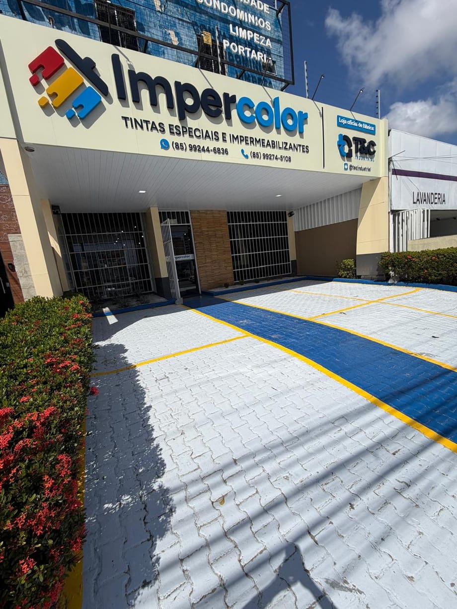 Fachada da loja Impercolor na Av. Washington Soares, com a placa de loja oficial de fábrica da T&C Industrial