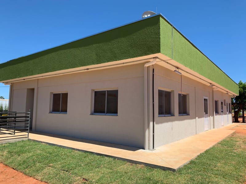 Fachada e platibanda de um prédio térreo pintadas com tinta emborrachada