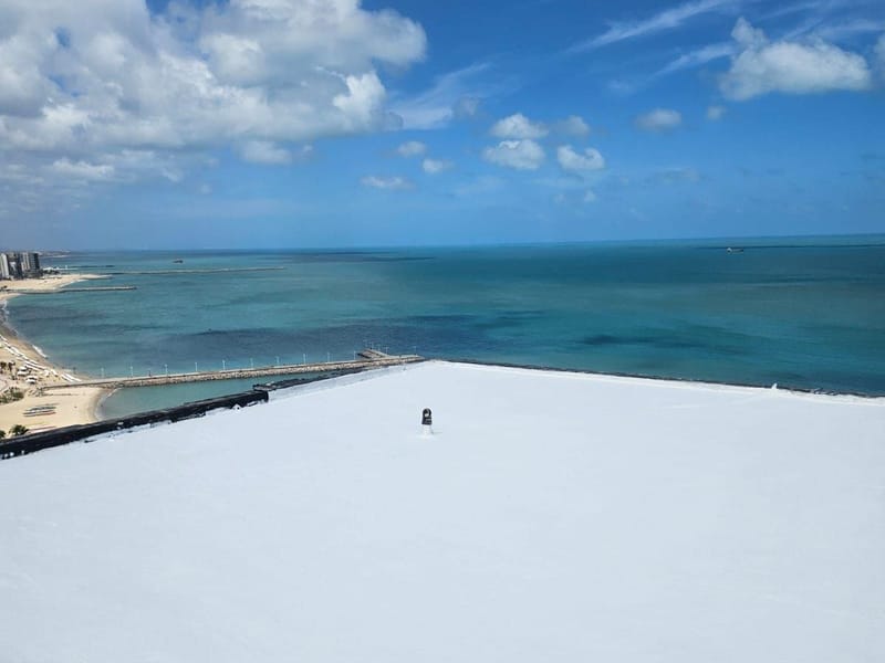 Laje impermeabilizada, com acabamento branco, de frente para o mar
